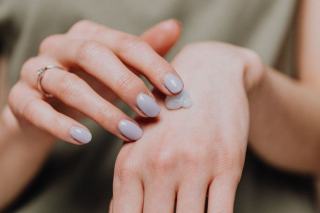 Ongles courts sans vernis dont le bord libre commence à se dédoubler