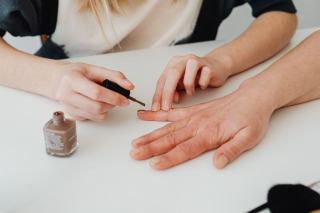 Dépose des ongles : acétone, limage et erreurs à éviter