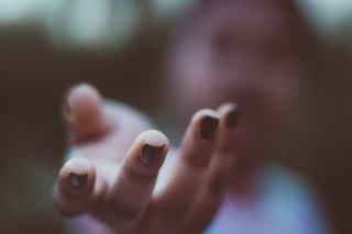 Pose d'ongles au chablon : technique et durée expliquées