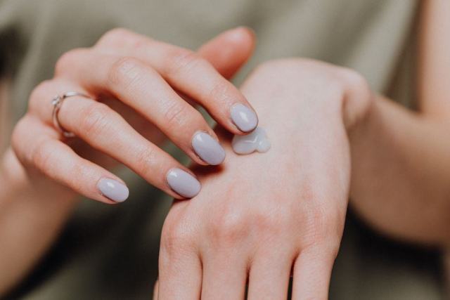 Ongles courts sans vernis dont le bord libre commence à se dédoubler