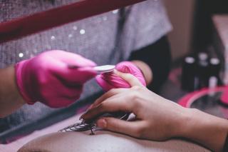 Ongles jaunes mains : causes et remedes pour les blanchir