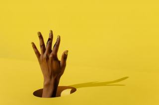 Stamping nail art : technique et meilleures plaques en 2026